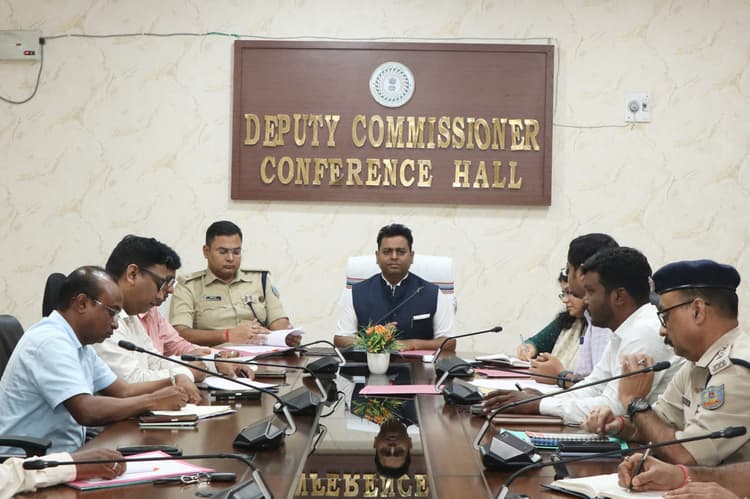 Chaibasa News : हाटगम्हरिया और बलंडिया के चेक पोस्ट पर सख्ती से जांच करें : उपायुक्त