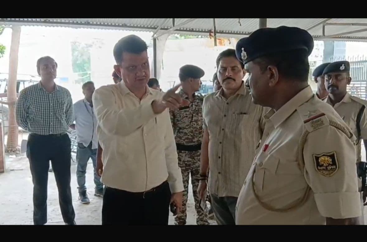 आरटीपीएस काउंटर के समीप घूम रहे सात संदिग्ध लोगों को डीएम ने पकड़ा, चेतावनी बाद छोड़ा