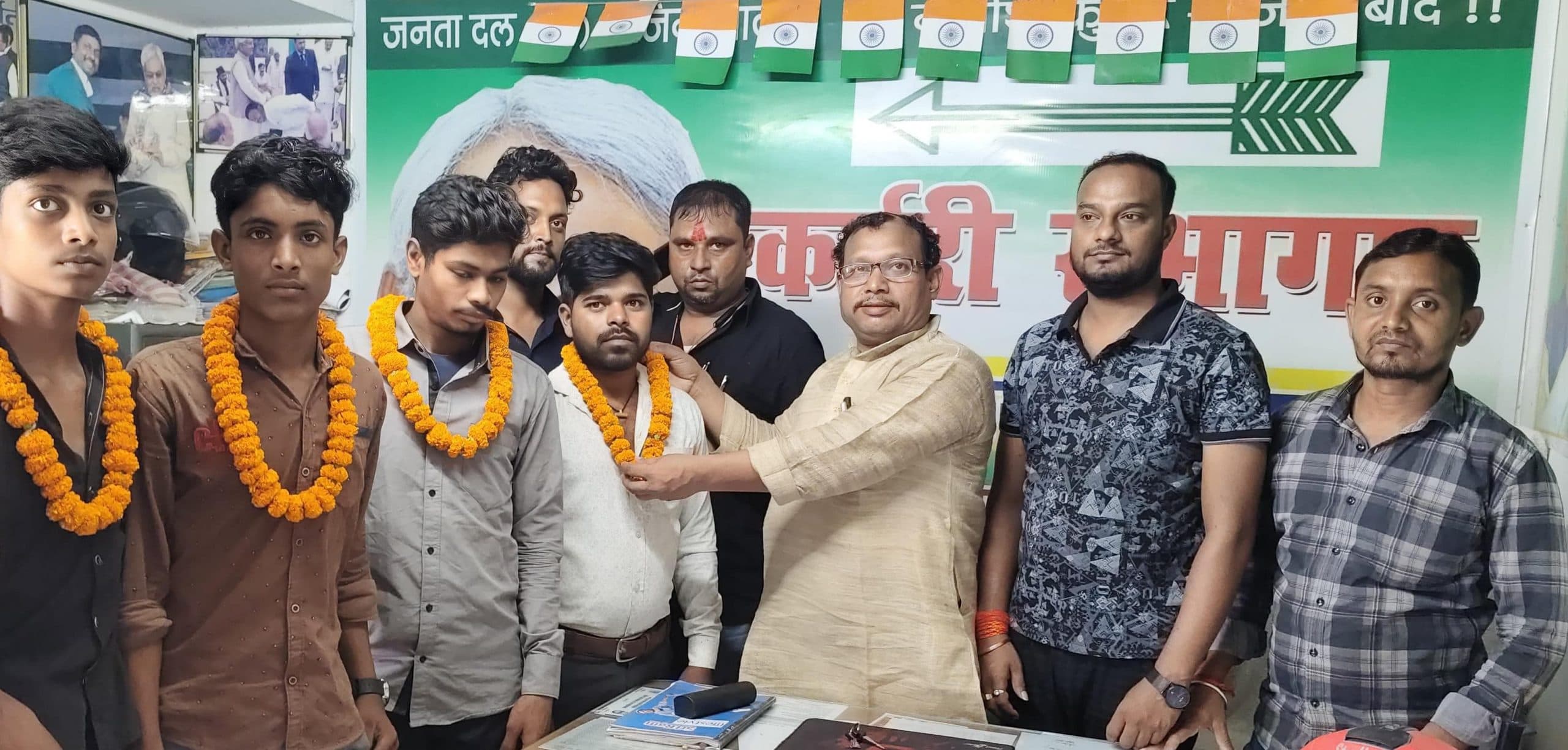 दर्जनों छात्रों ने जताया मुख्यमंत्री पर विश्वास, जदयू में हुए शामिल