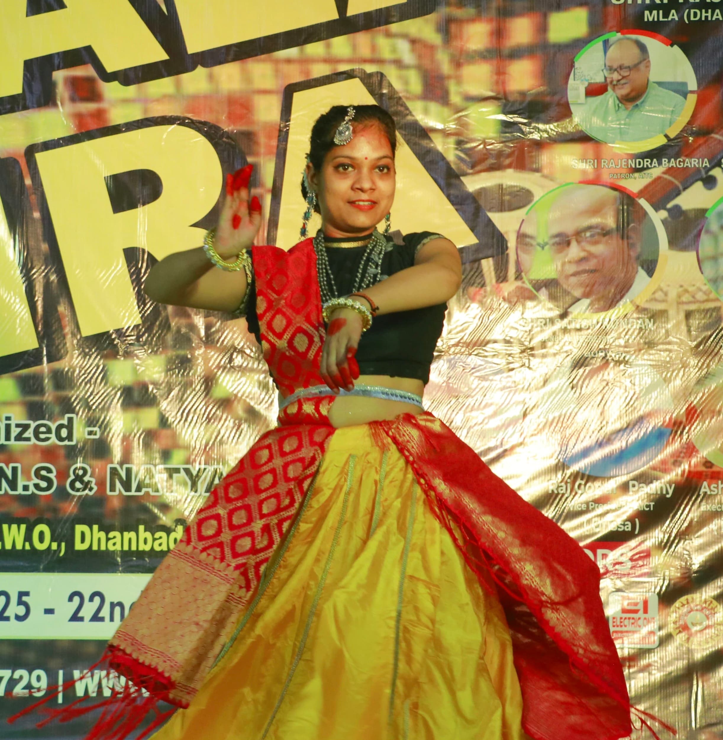 Dhanbad News: रंगारंग कार्यक्रम के साथ कोयला नगर में काला हीरा शुरू