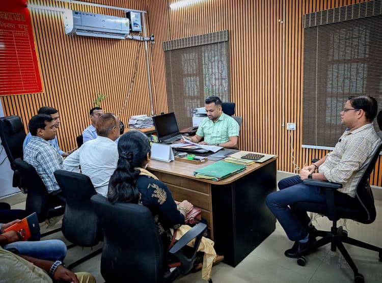 जरूरतमंद को नियमानुसार लोन उपलब्ध कराये: नवीन पांडेय
