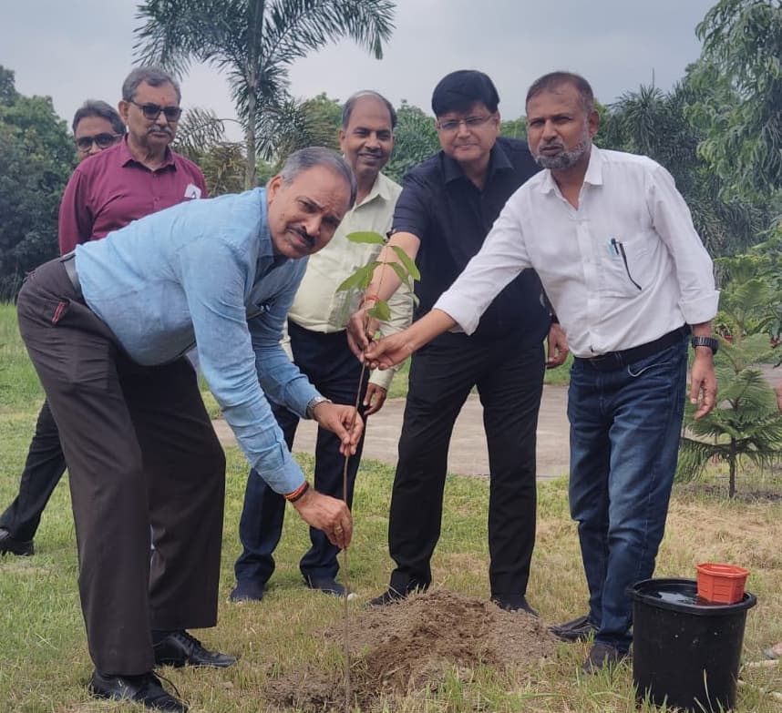 स्वस्थ व स्वच्छ परिवेश के लिए कम से कम एक पेड़ अवश्य लगाएं : प्रो. विवेकानंद