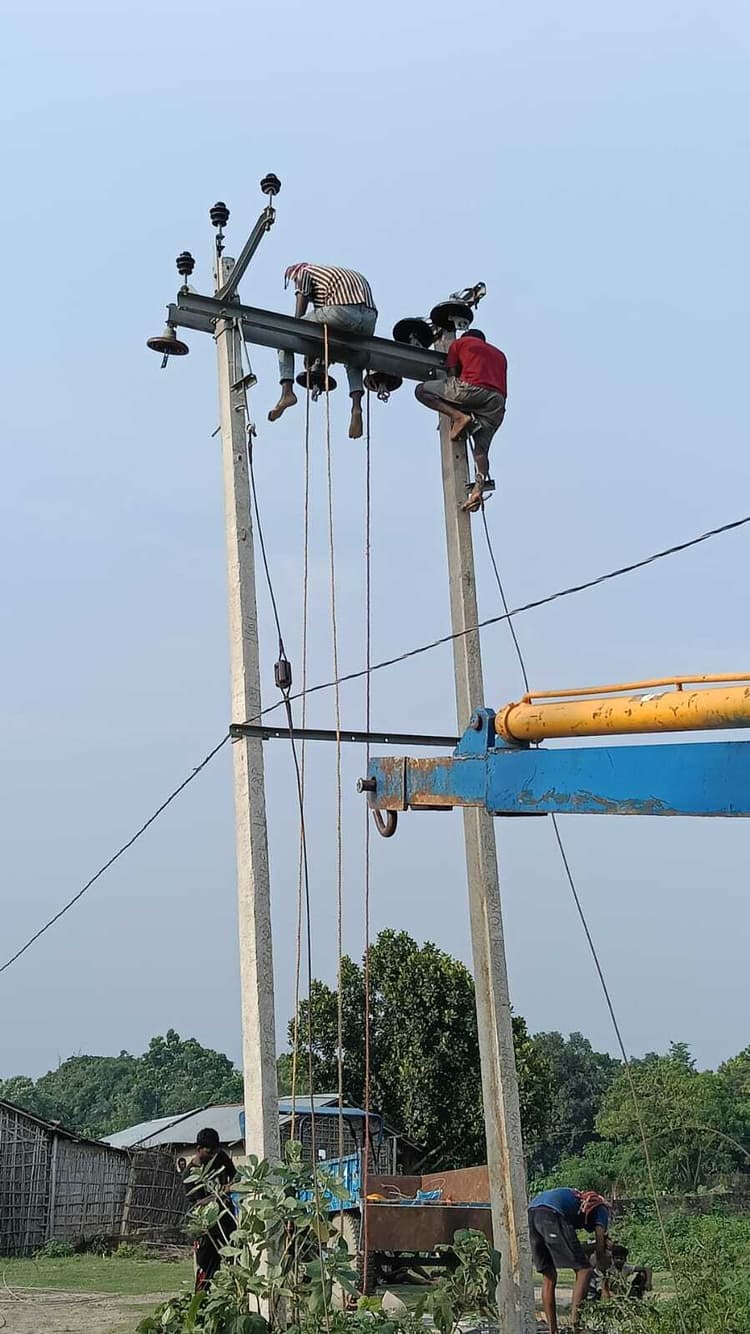 प्रभात इंपैक्ट: क्षतिग्रस्त बिजली पोल को किया गया दुरुस्त