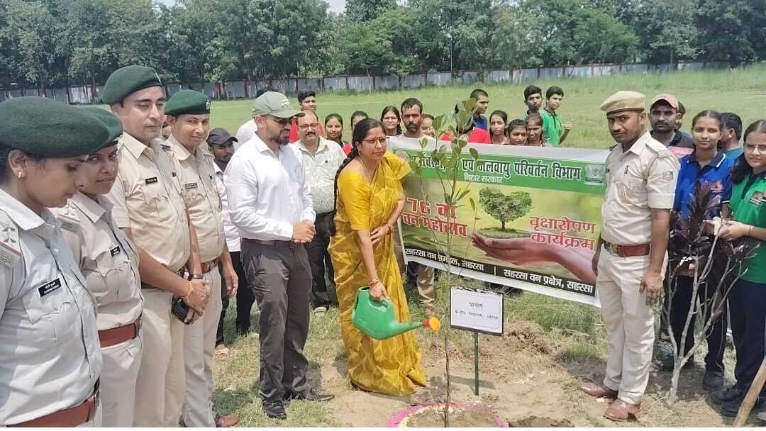 छात्र-छात्राओं को अधिक से अधिक पेड़ लगाने के लिए किया प्रेरित