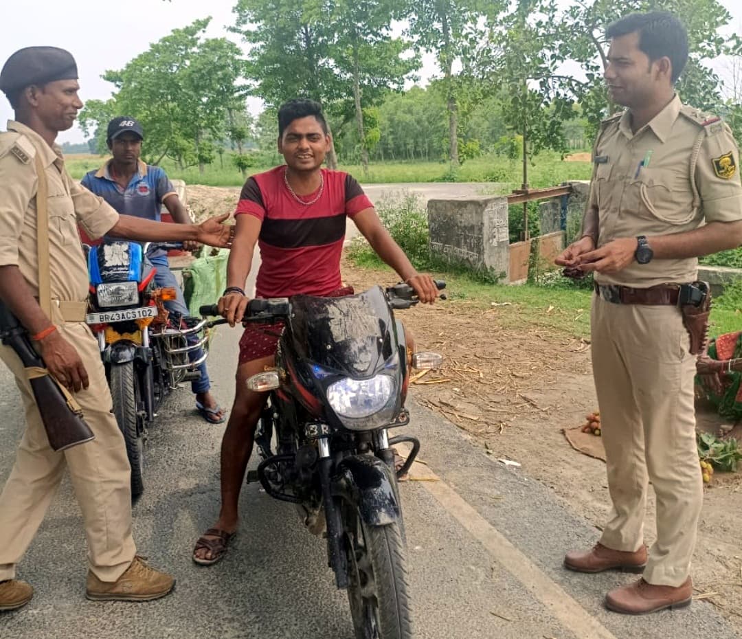 शाम से रात तक पुलिस ने चलाया सघन वाहन जांच अभियान