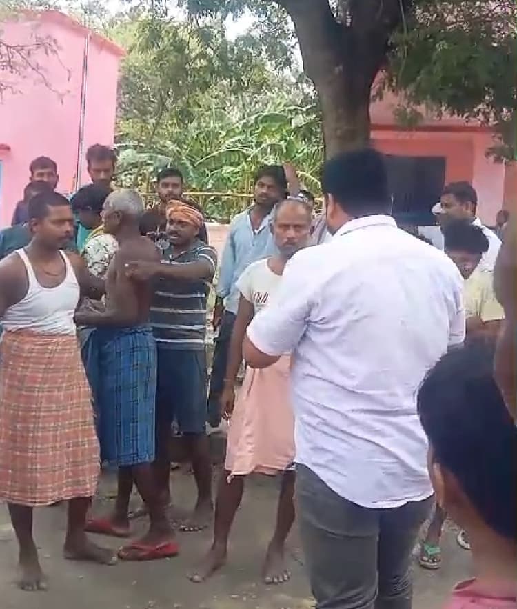 Samastipur News:उमवि सुरजपुर के क्लास रुम में गंदगी की भरमार, बच्चे हुए बीमार