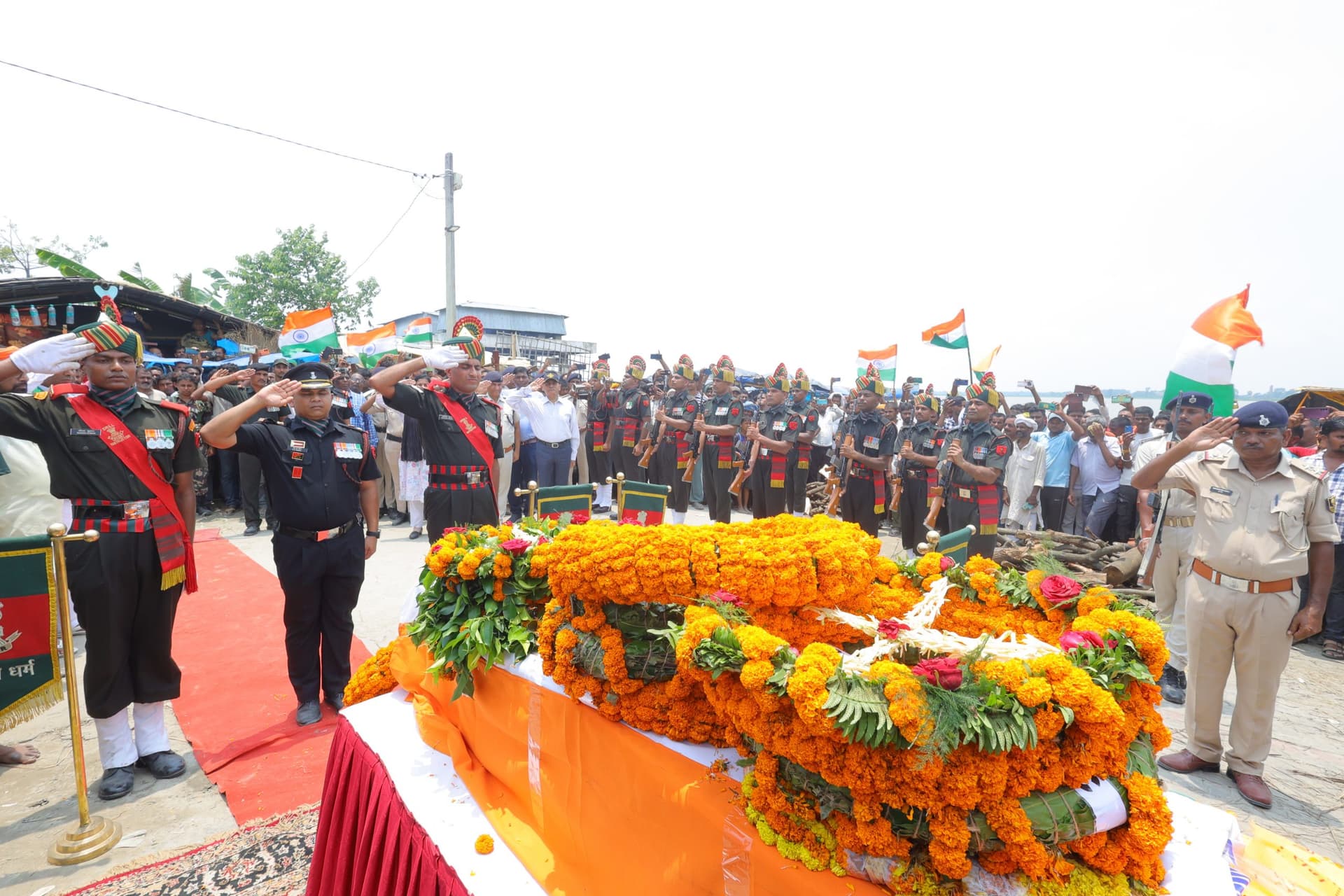 hajipur news. सेना के जवान काे कौनहारा घाट पर नम आंखों से दी गयी अंतिम विदायी