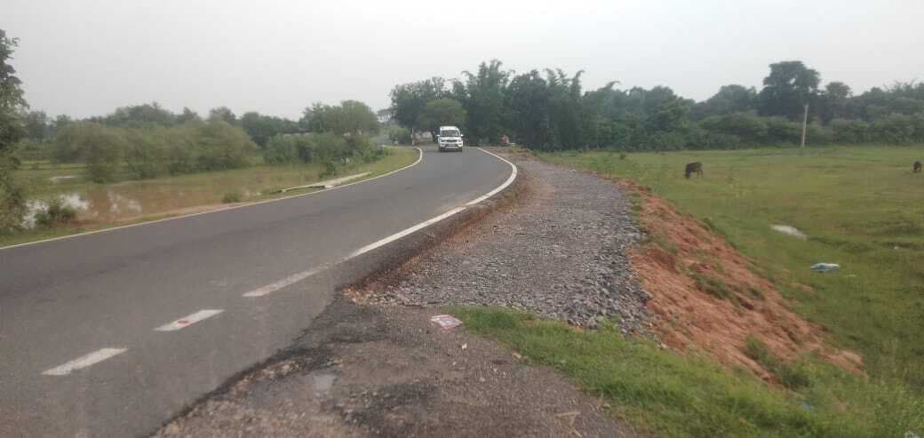 Deoghar news : बासुकिनाथ बायपास में खुदाई कर छोड़ा, चौड़ीकरण नहीं होने से हो सकती हैं दुर्घटनाएं