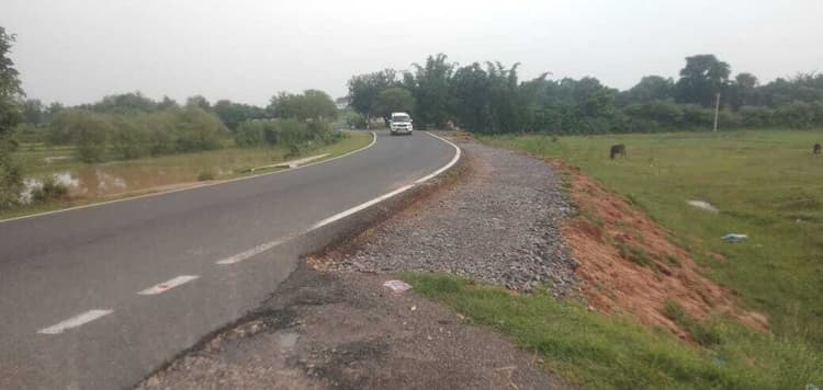 Deoghar news : बासुकिनाथ बायपास में खुदाई कर छोड़ा, चौड़ीकरण नहीं होने से हो सकती हैं दुर्घटनाएं