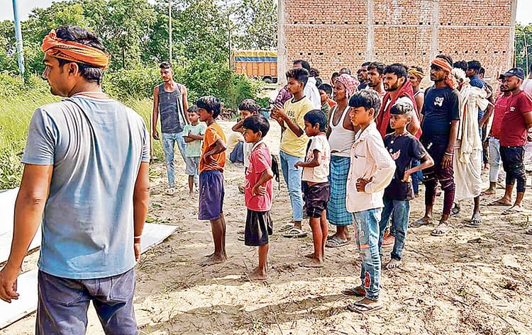 Gopalganj News : दुबई से सोनबरसा पहुंचा पेंटर सर्वजीत का शव, गांव में मचा कोहराम
