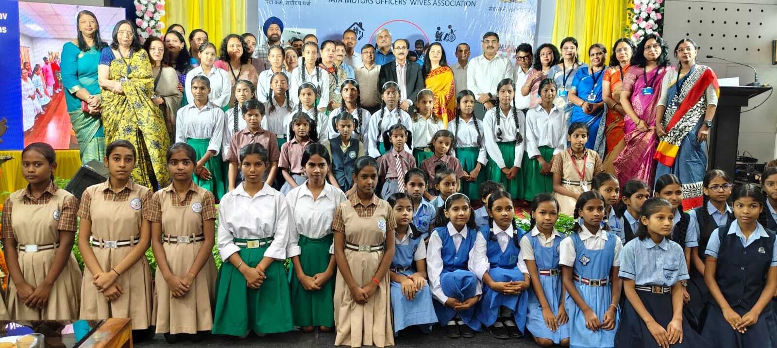 टेल्को क्लब में 11 स्कूलों 101 बालिकाओं को दी गयी छात्रवृत्ति