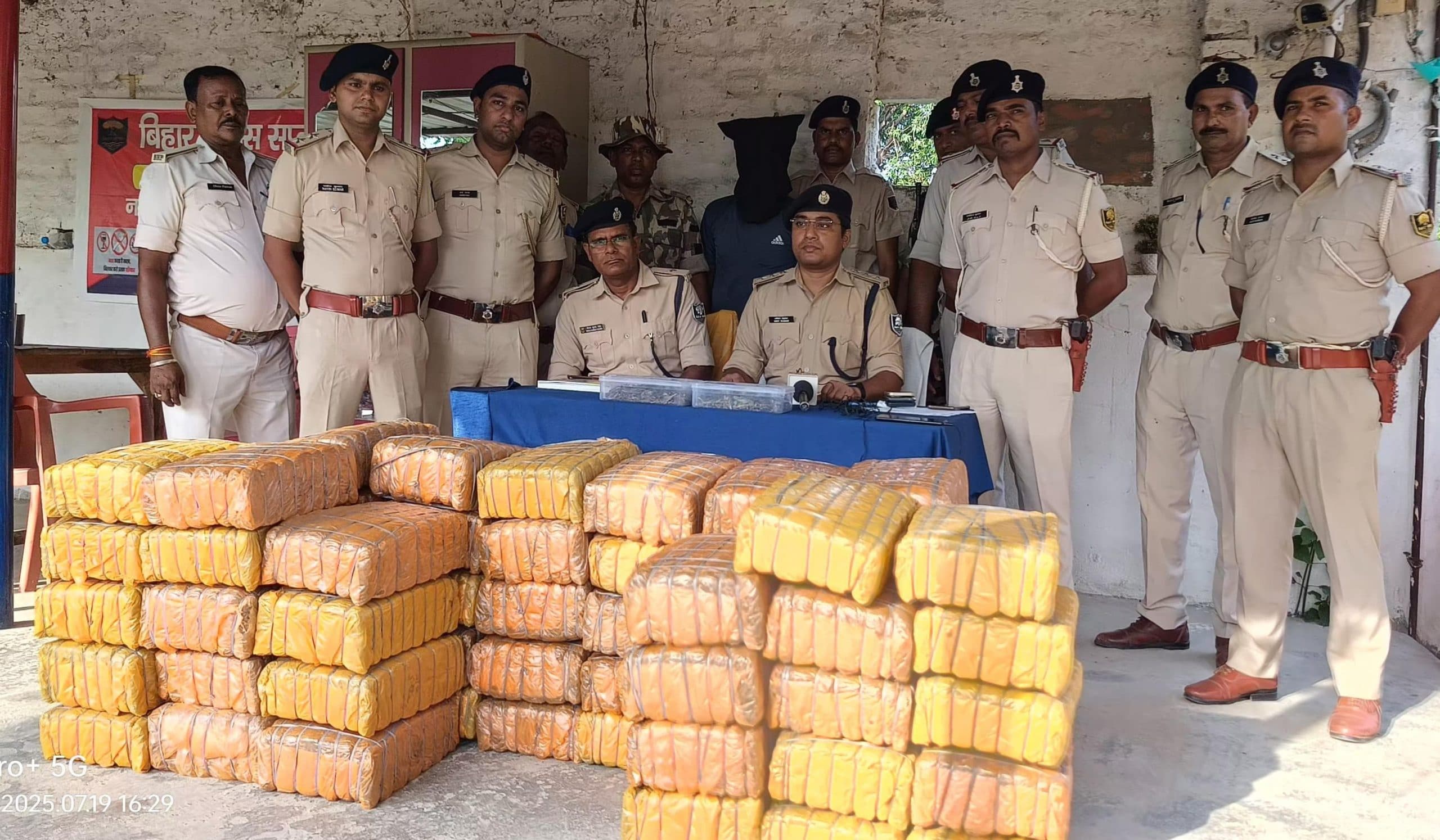 Madhubani News : तीन सौ किलो गांजा जब्त, चालक गिरफ्तार