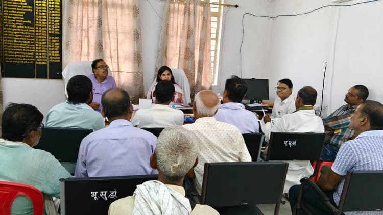 Madhubani News : राजनीतिक दलों के साथ डीसीएलआर ने की बैठक
