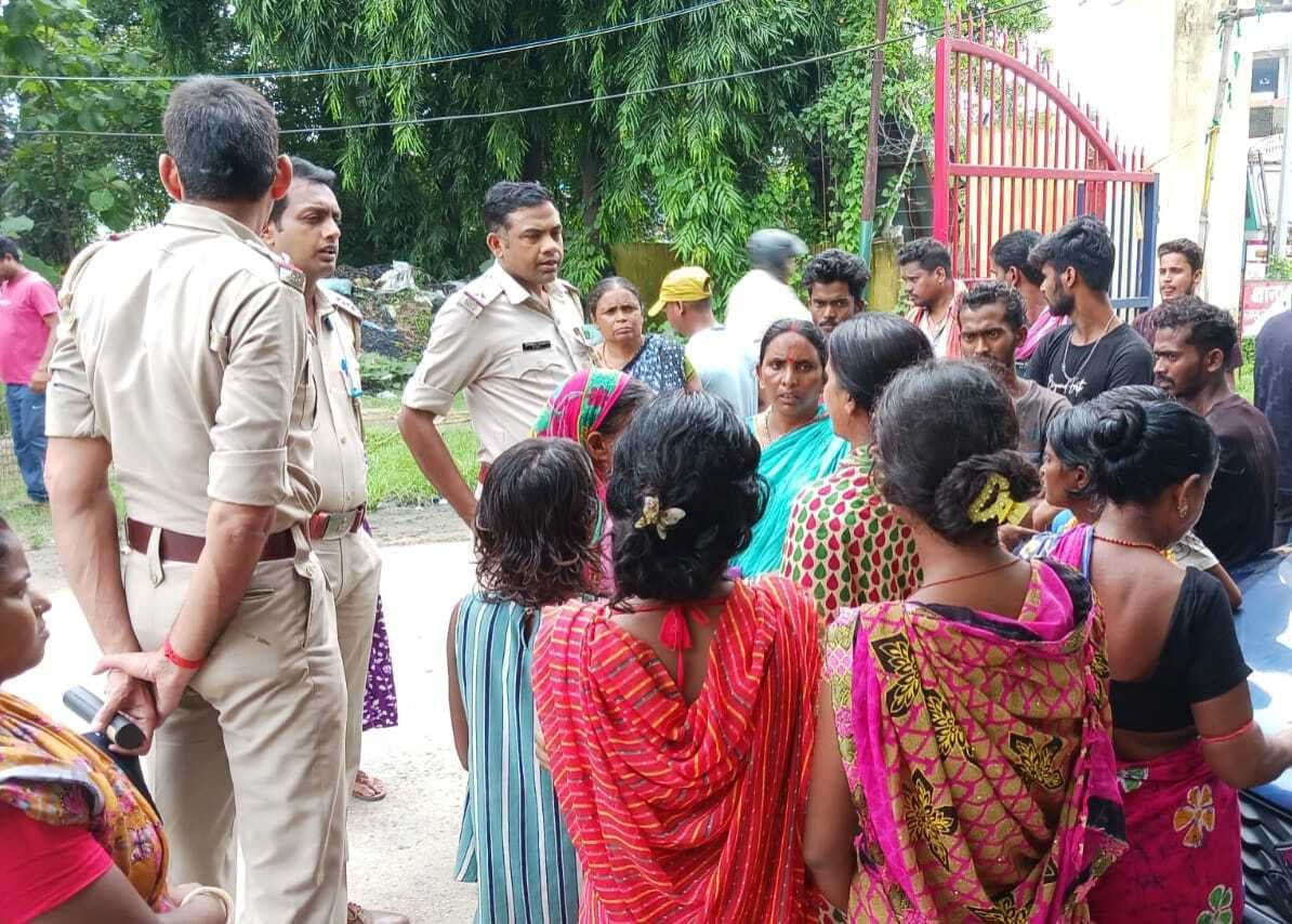 Bokaro News : आरोपी की गिरफ्तारी को लेकर परिजनों ने थाना का किया घेराव