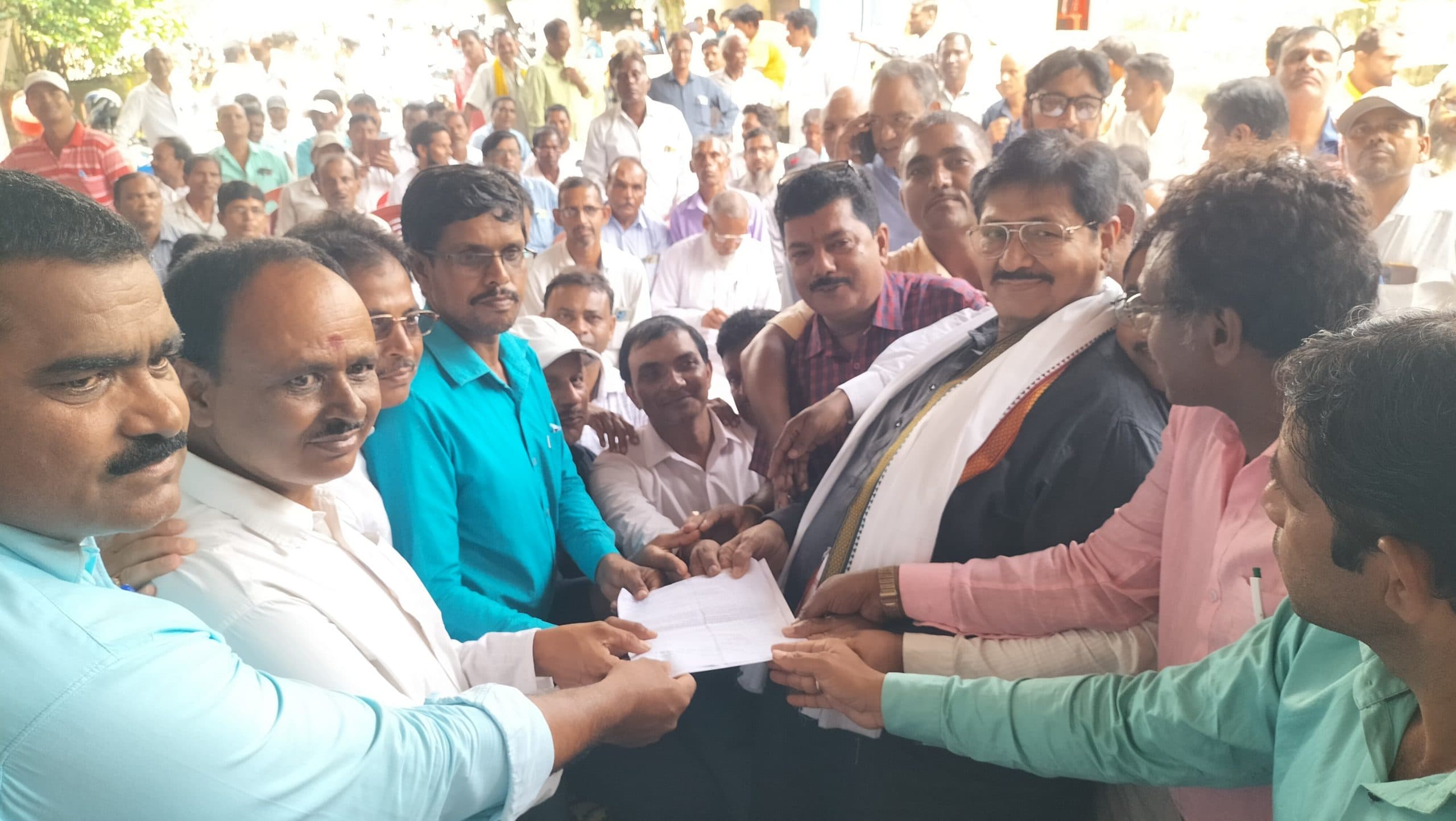 सहायक अध्यापकों ने सारठ विधायक आवास का किया घेराव