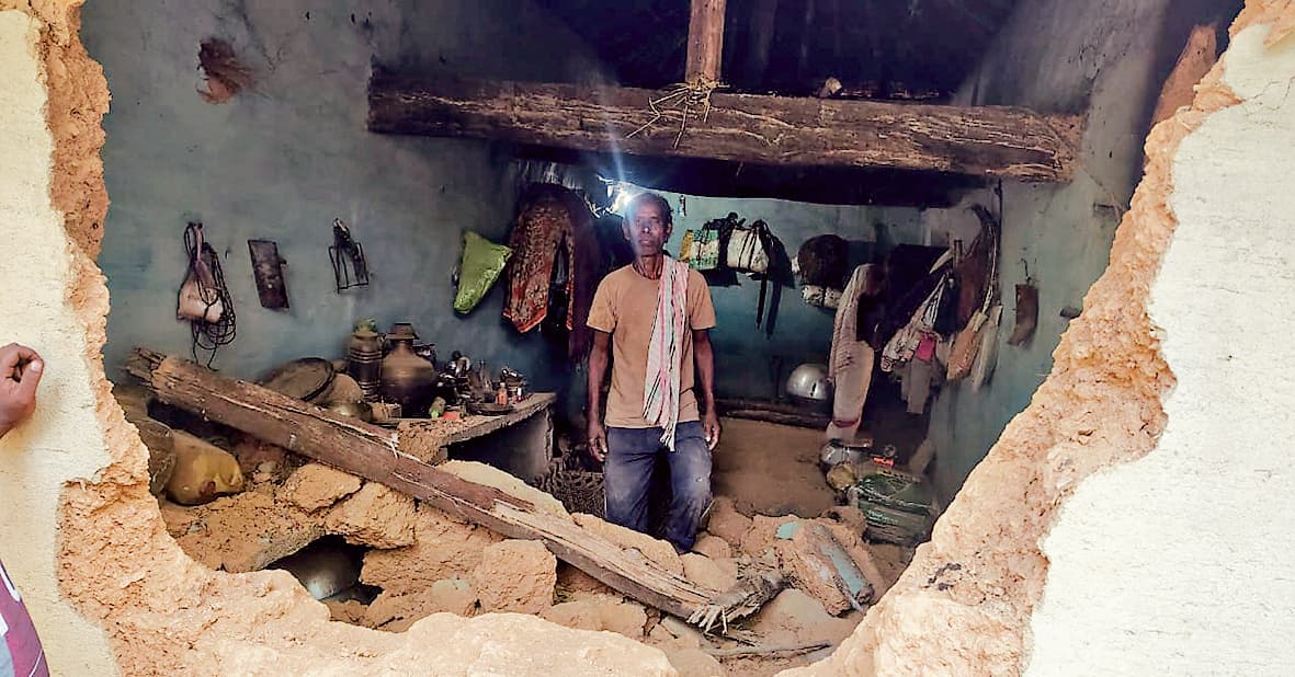 Seraikela Kharsawan News : बाना में तीन हाथियों ने मचाया उत्पात, दो घरों को तोड़ डाला