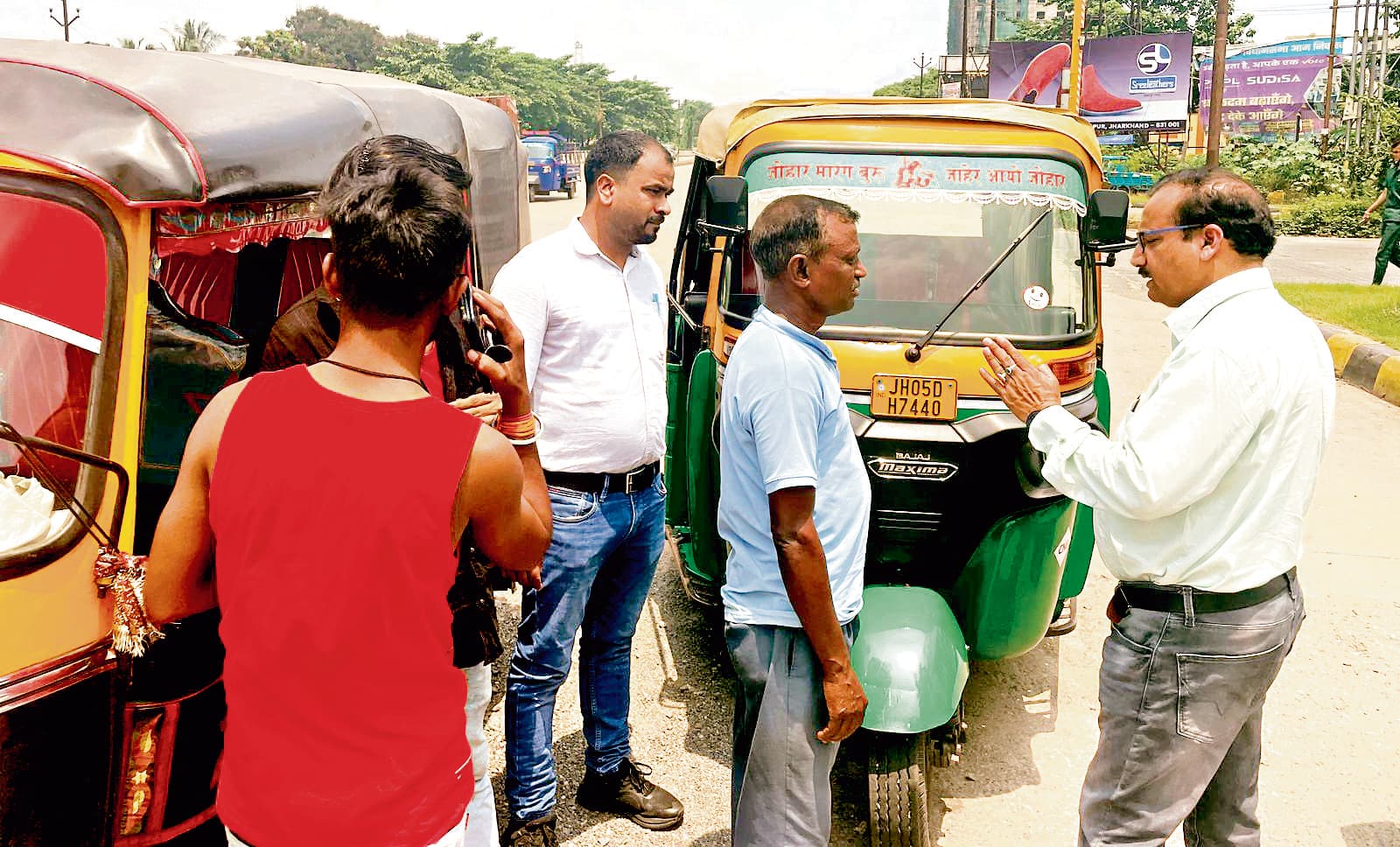 Seraikela Kharsawan News : आदित्यपुर में वाहनों की हुई जांच, कागजात नहीं रहने पर चेताया