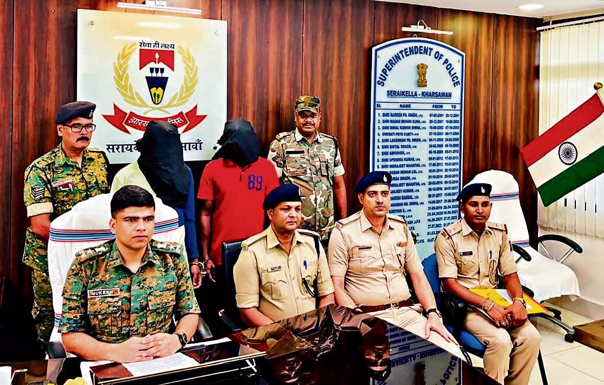 Seraikela Kharsawan News : जमीन विवाद में सौतले भाई की हत्या मामले में दो आरोपी गिरफ्तार