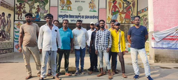 Giridih News :पीडीएस डीलर पर राशन वितरण में मनमानी का आरोप