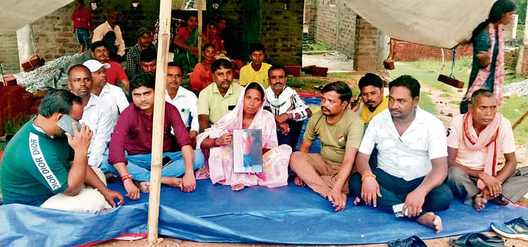 Bokaro News : पुत्र के हत्यारे की गिरफ्तारी की मांग को लेकर थाना के सामने धरना