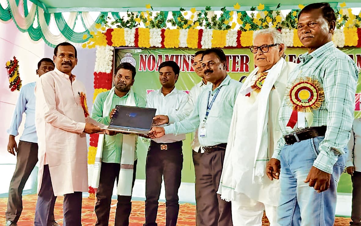 Chaibasa News : छोटे गांव से हैं या गरीब परिवार से, लगन है तो जरूर सफल होंगे