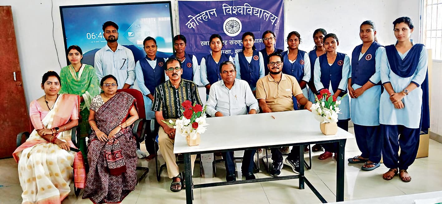 Chaibasa News : श्लोक पाठ में प्रथमी मुंडा प्रथम, रेशमा महतो द्वितीय