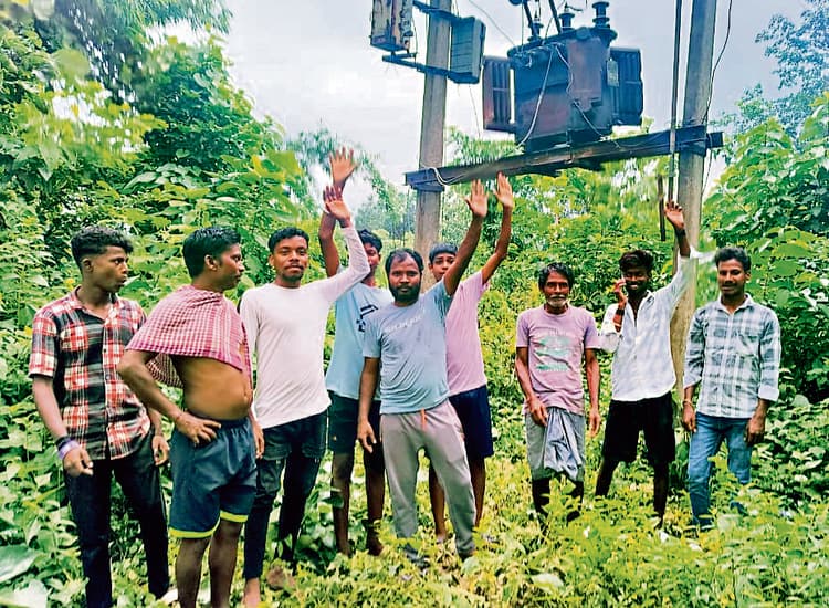 East Singhbhum News : 10 दिनों बाद लगा ट्रांसफॉर्मर, 10 घंटे में फिर हुआ खराब