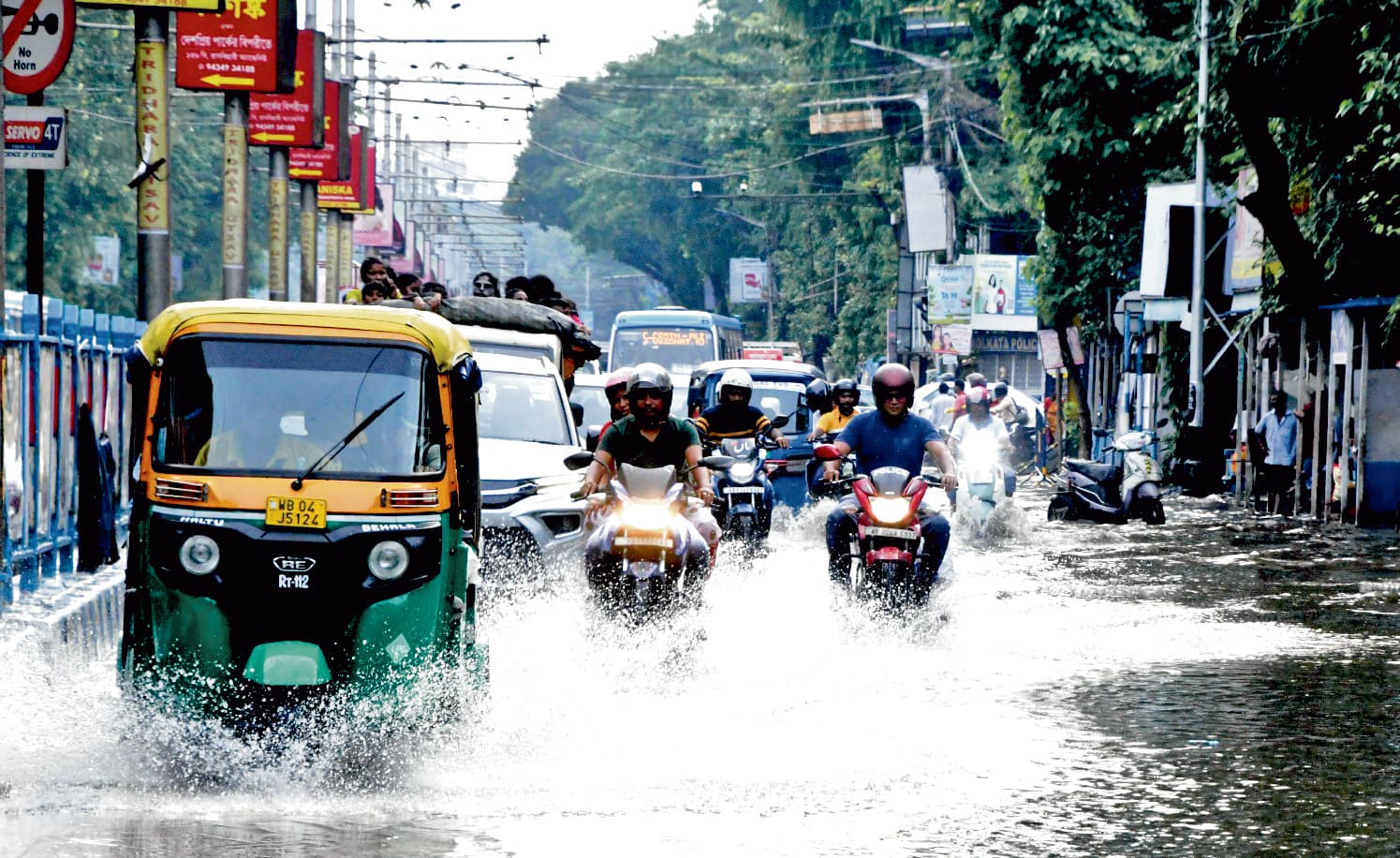 बारिश से कोलकाता फिर पानी-पानी