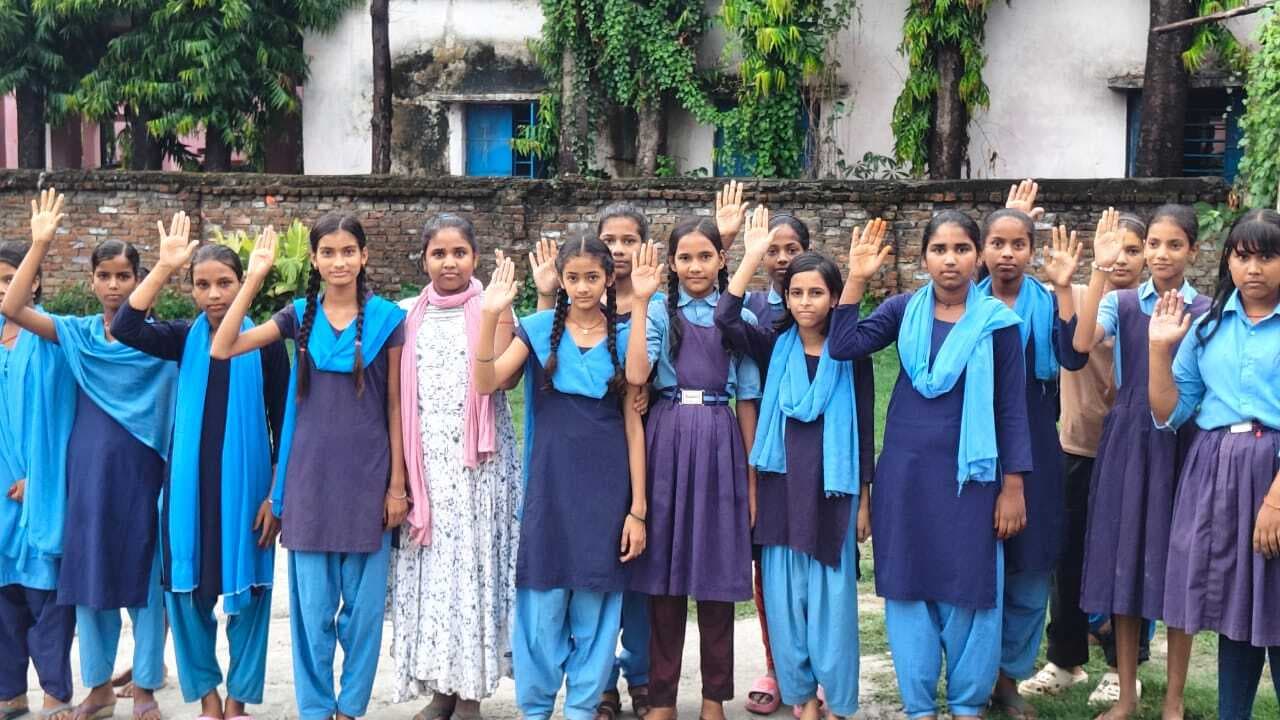 Bettiah : चंपा कुंअर से टैग करने पर कन्या मध्य विद्यालय की छात्राओं ने किया विरोध प्रदर्शन