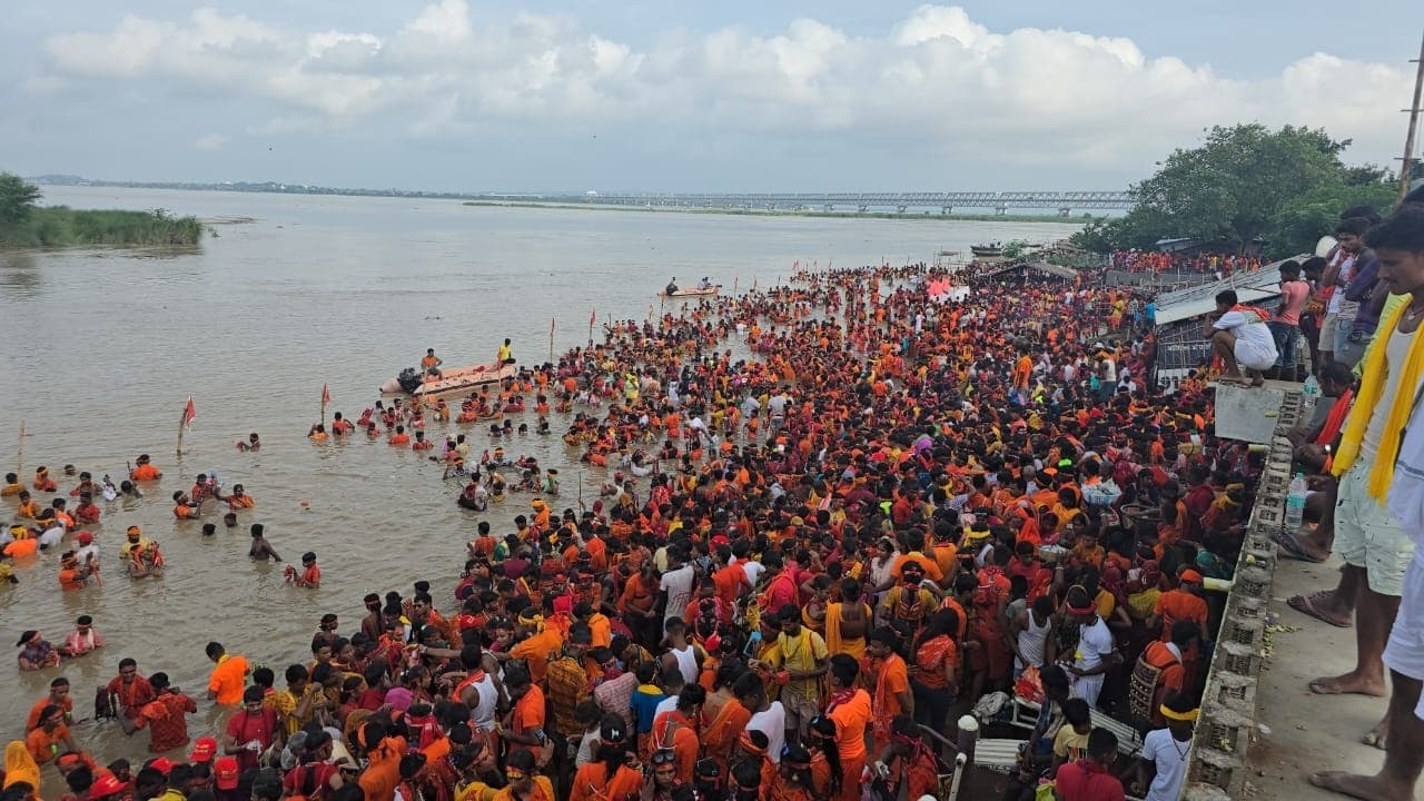 घाट पर उमड़ा श्रद्धालुओं का सैलाब