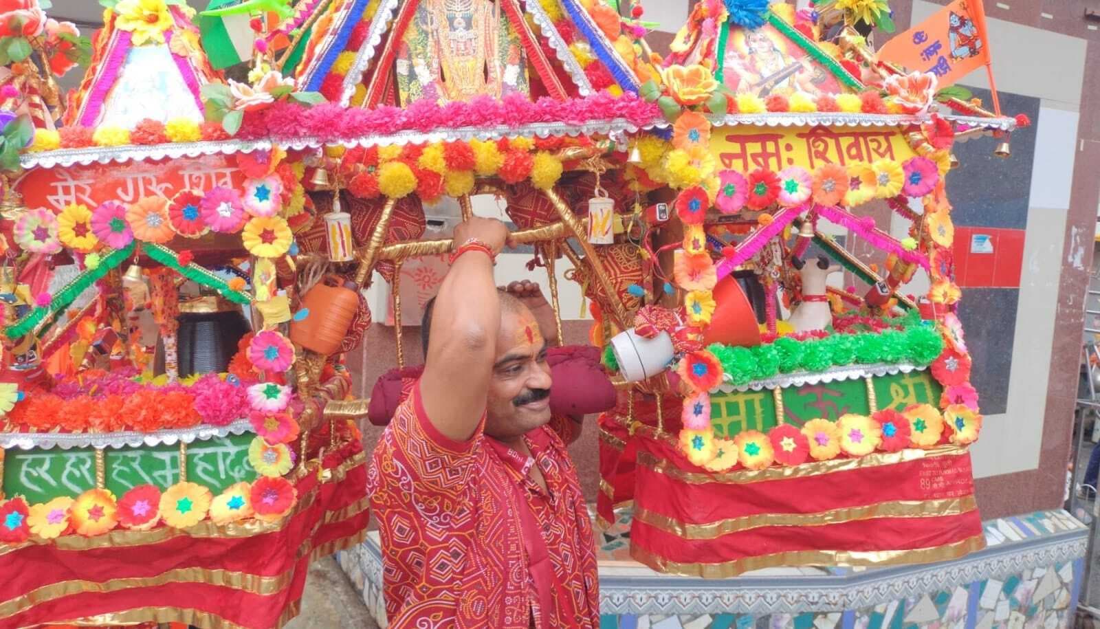 29 वर्षों से सावन माह में कांवर यात्रा कर रहे बड़हिया के चंदन झा