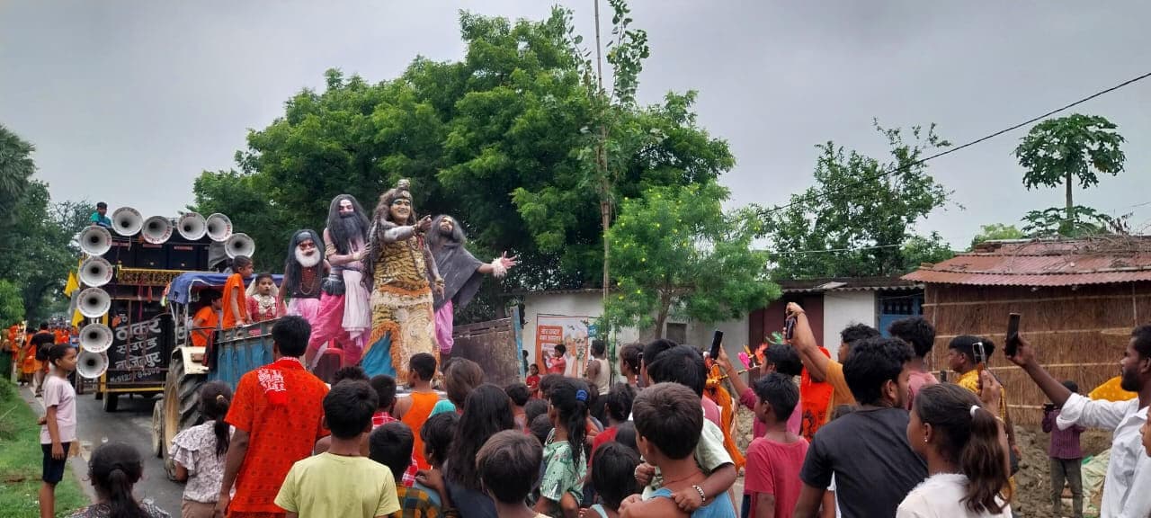 Darbhanga News: जयंतीपुर दाथ से झांकी के साथ निकला कांवरियों का जत्था