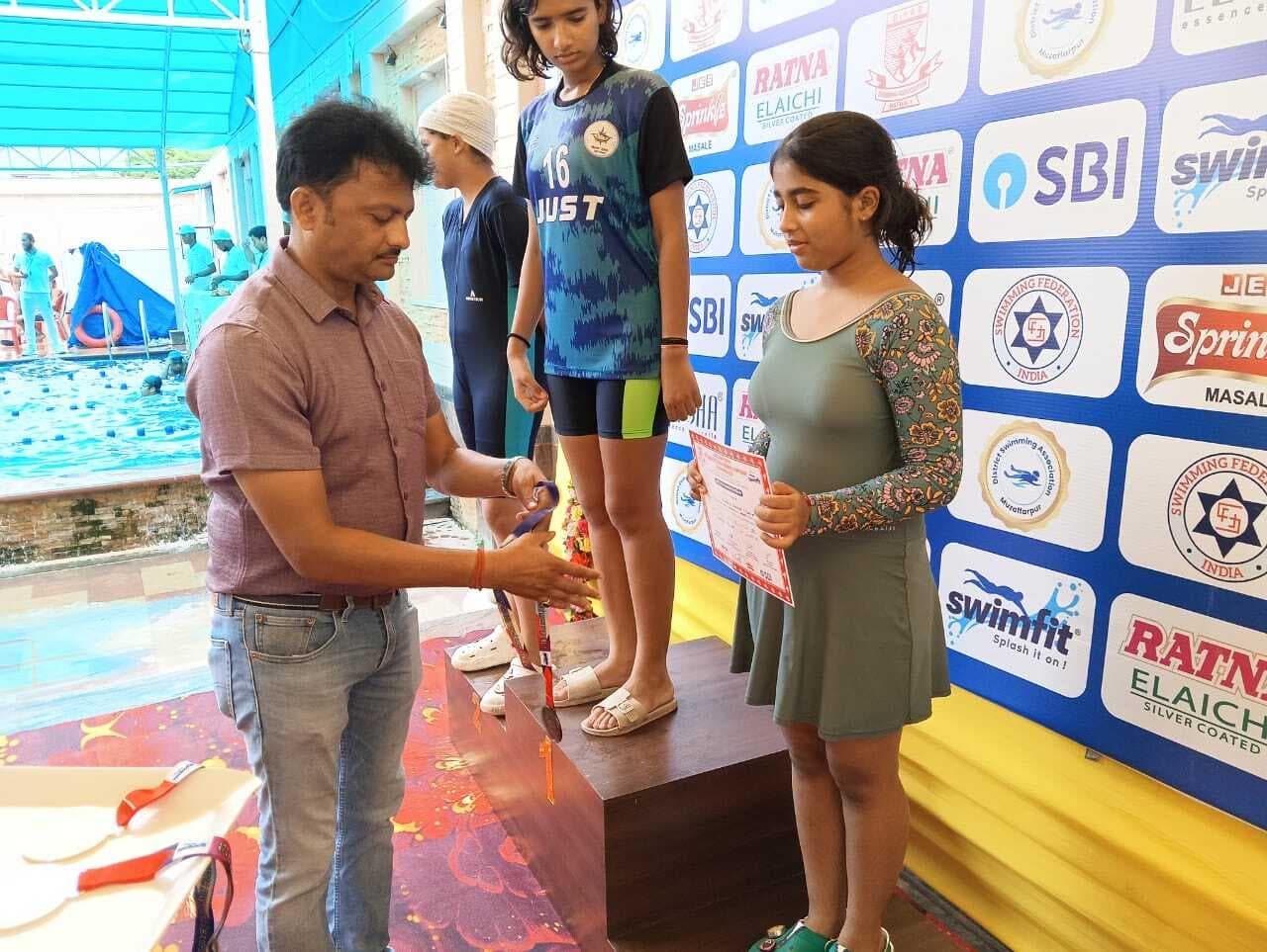 स्टेट स्वीमिंग चैंपियनशिप में अनुभूति को तीसरा स्थान