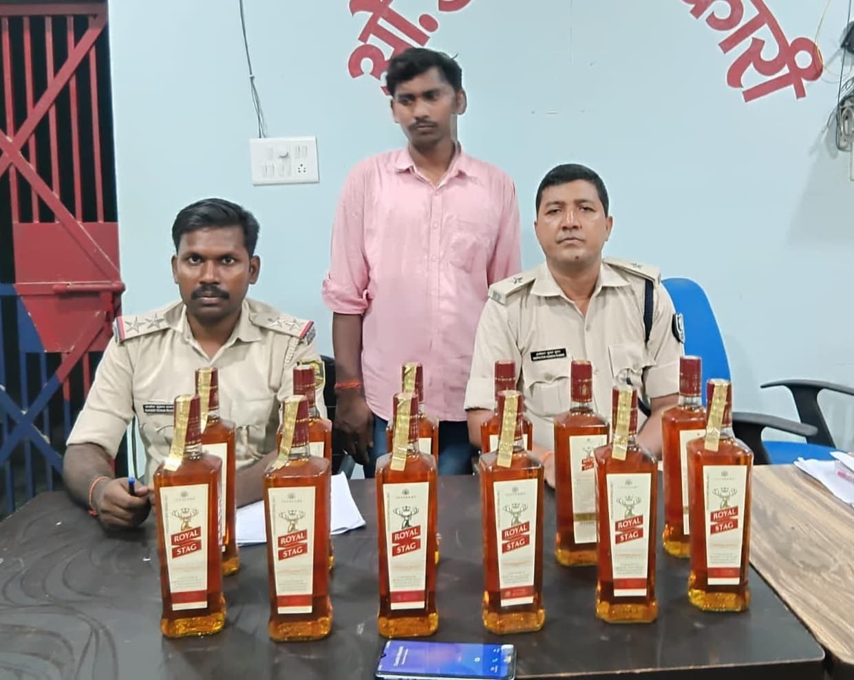 नौ लीटर शराब के साथ तस्कर गिरफ्तार, बाइक जब्त