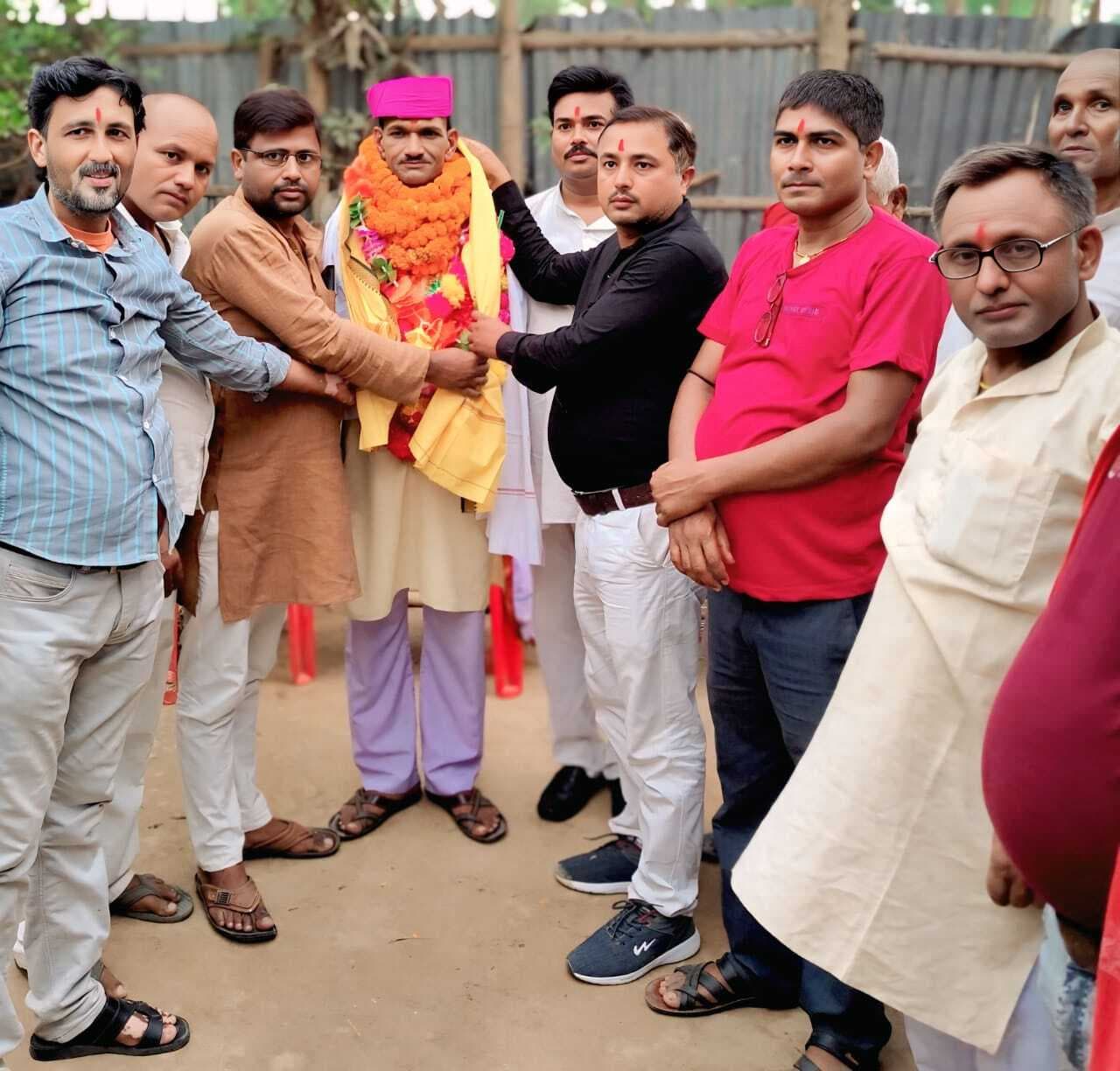 मुखिया पद पर यशोधर ठाकुर के निर्वाचित होने पर जिला नाई संघ ने किया सम्मानित