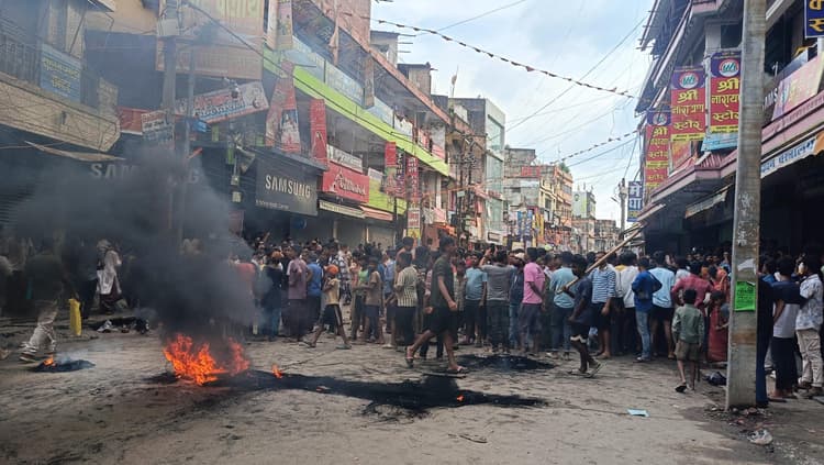 लापता युवक का मिला शव, रोड जाम कर की आगजनी