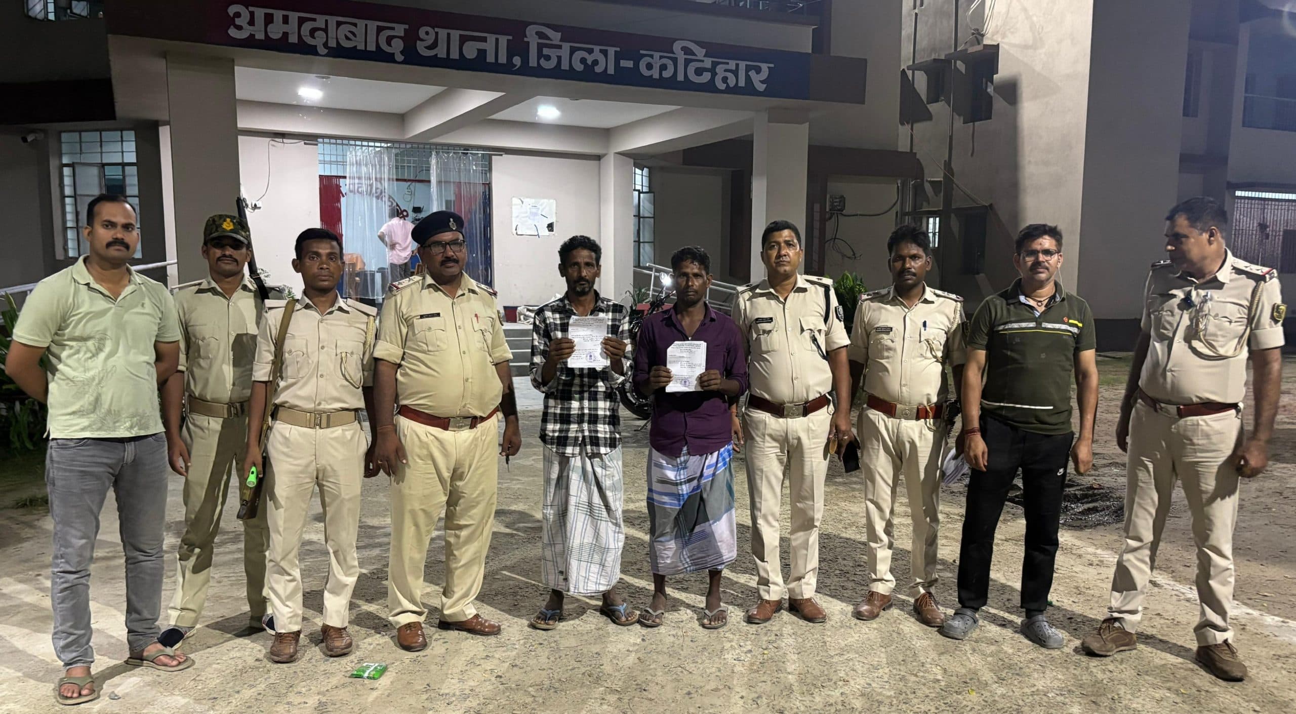 दो वारंटियों को छापेमारी कर किया गिरफ्तार