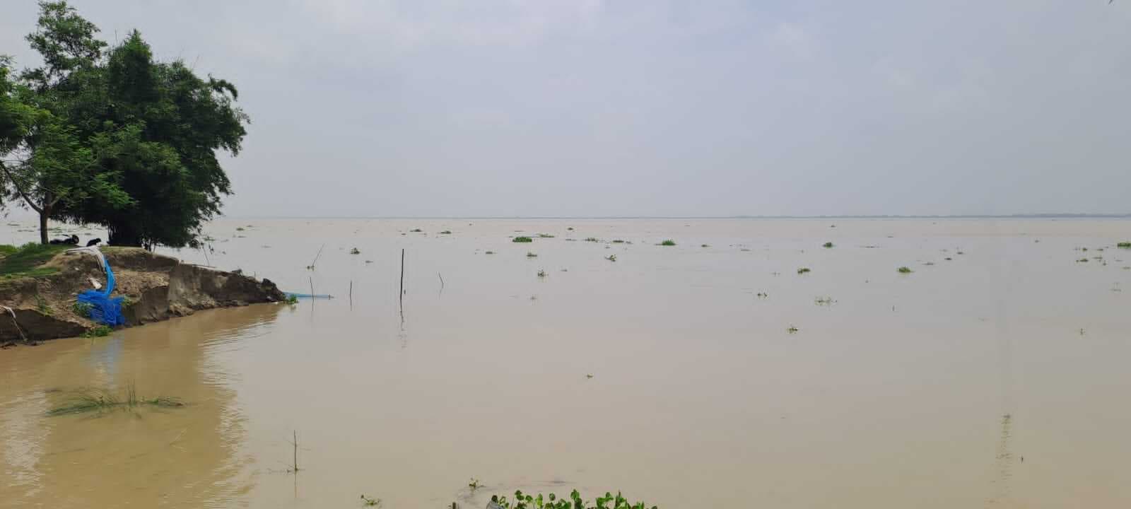 अमदाबाद में गंगा नदी चेतावनी लेवल से 28 सेंटीमीटर उपर बह रही