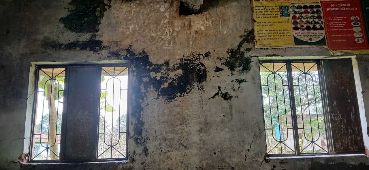 देवीपुर: जर्जर आंगनबाड़ी भवन की मरम्मत करने की मांग