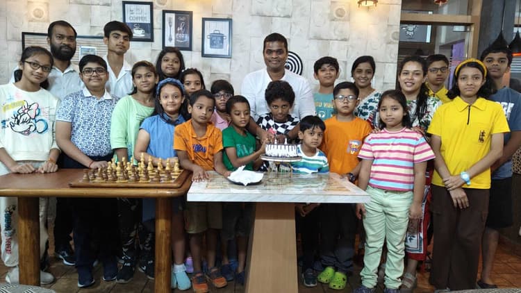 world chess day celebrated at bistupur: नवोदित खिलाड़ियों ने मनाया विश्व शतरंज दिवस