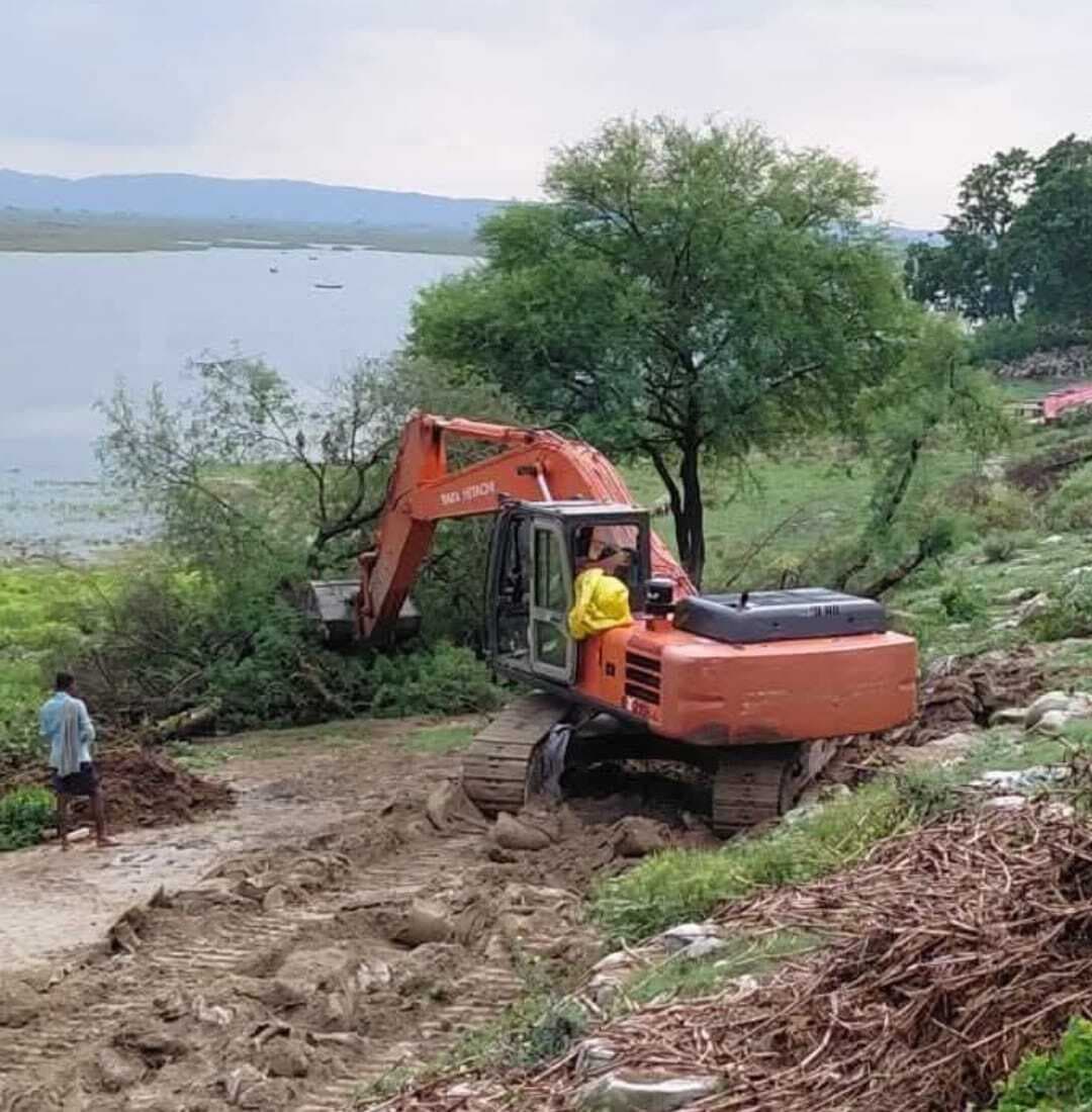 बरसात व बाढ़ का समय आया तो नयागांव रिंग बांध पर शुरू हुआ सुदृढ़ीकरण कार्य