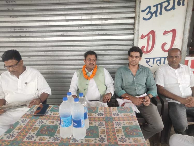 सांसद ने किया क्षेत्र का दौरा, पार्टी कार्यकर्ताओं के साथ की बैठक