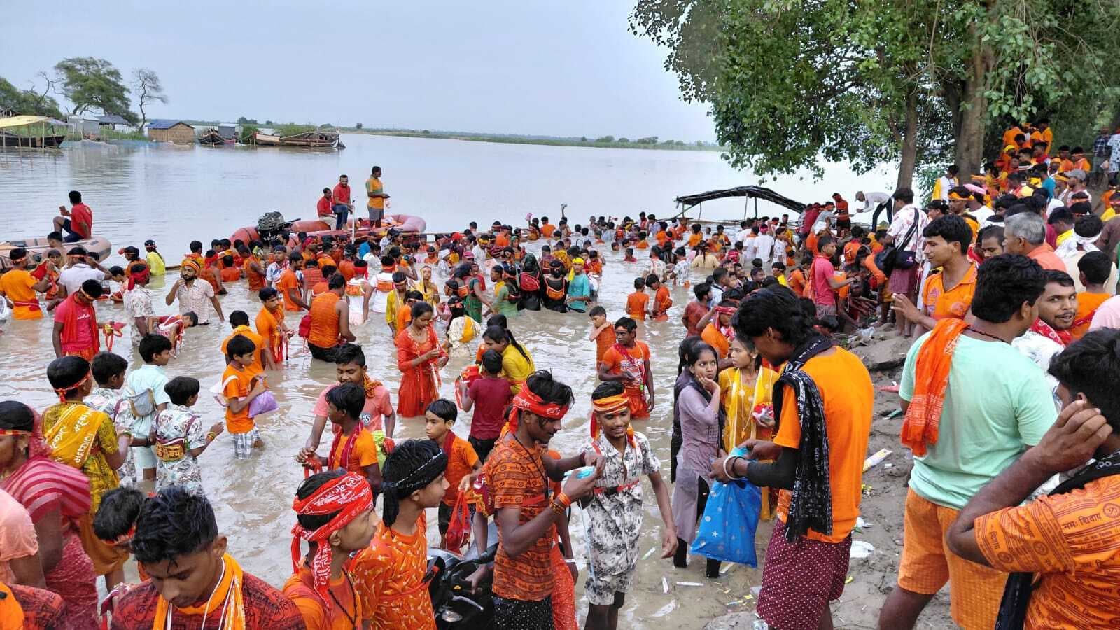 सावन की दूसरी सोमवारी को जलाभिषेक के लिए हजारों कांवरिया ने अगुवानी में गंगा जल भरा