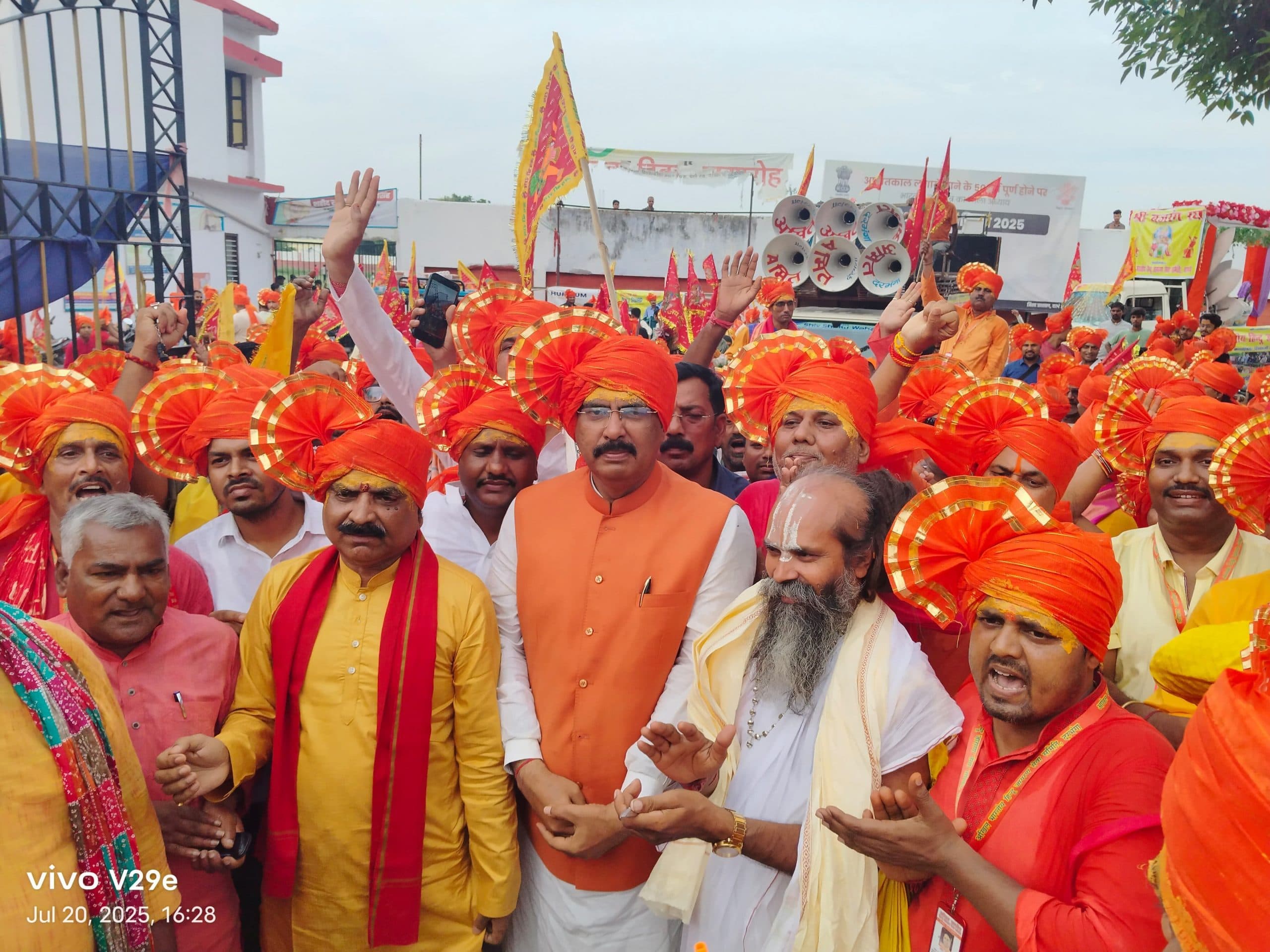 Darbhanga News: सामूहिक हनुमान चालीसा पाठ के तीन वर्ष पूर्ण होने पर निकली भव्य शोभा यात्रा