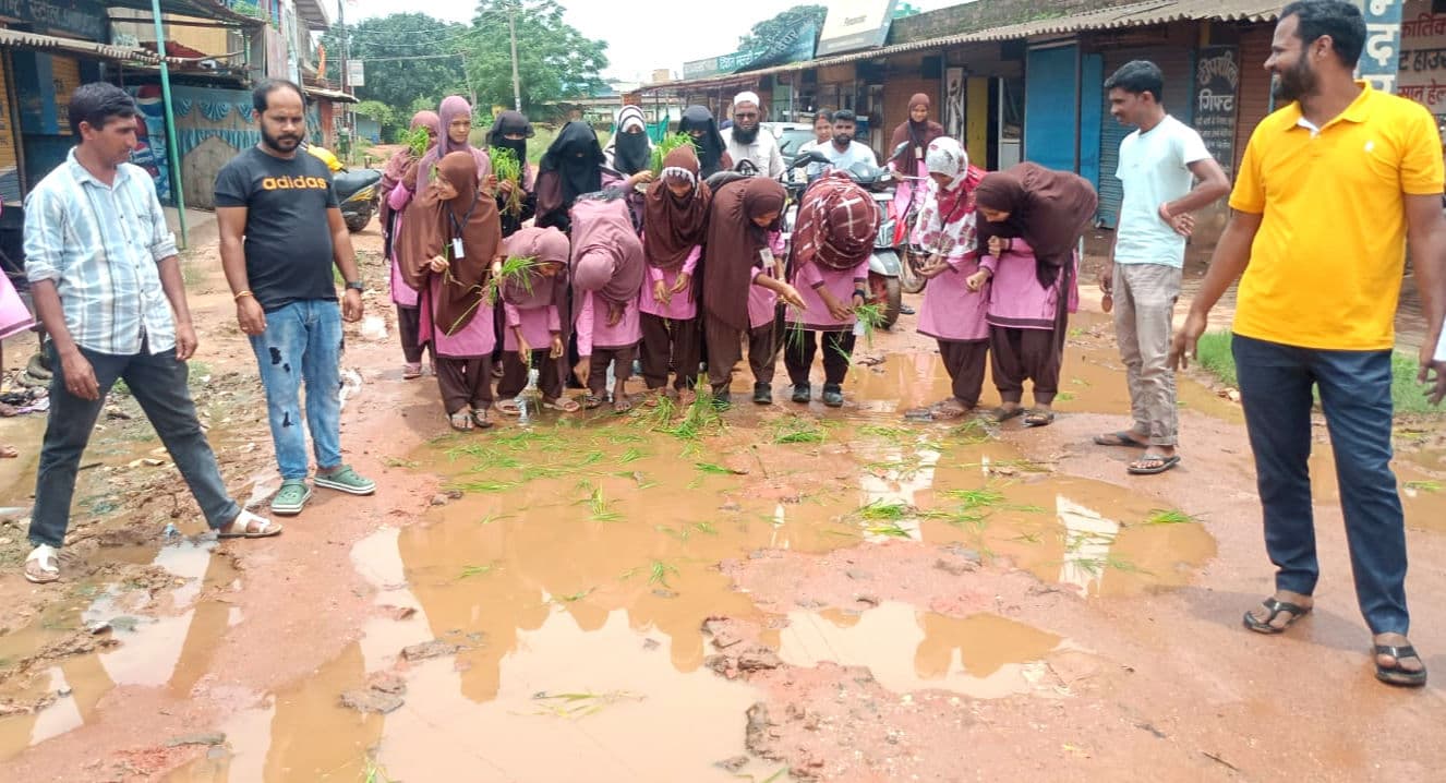 ग्रामीणों ने सड़क पर धनरोपनी कर किया विरोध प्रदर्शन