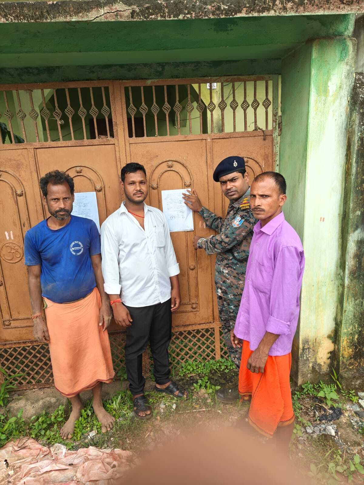 Giridih News :आरोपी के घर पुलिस ने चिपकाया इश्तेहार