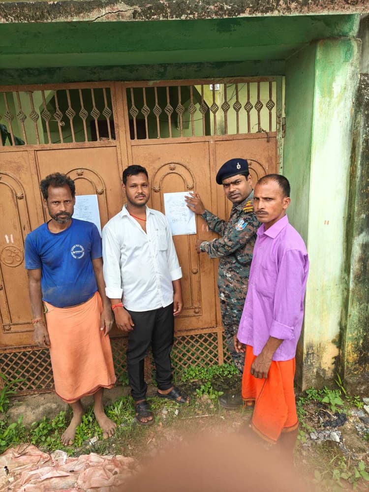 Giridih News :आरोपी के घर पुलिस ने चिपकाया इश्तेहार