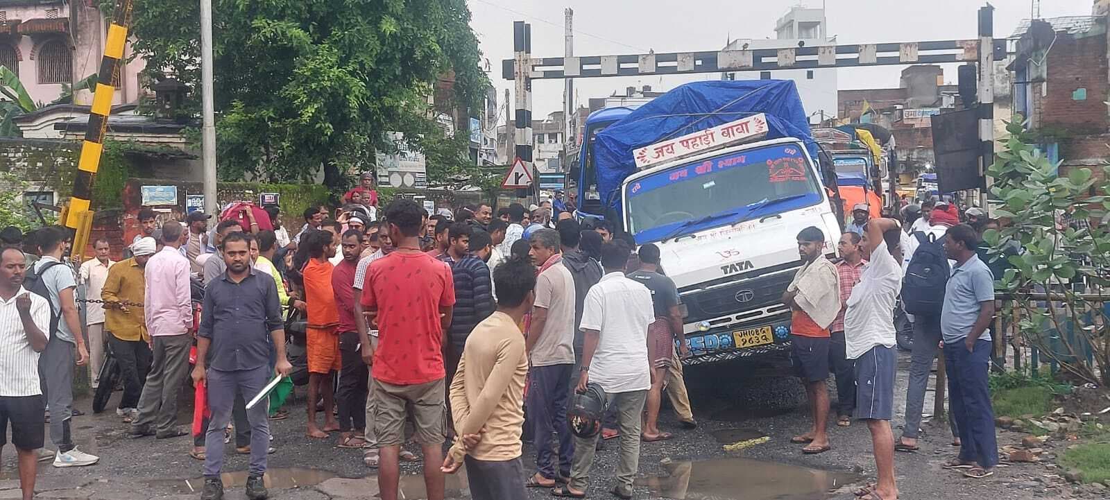 Giridih News :रेलवे फाटक पर फंसा ट्रक, ट्रेन परिचालन प्रभावित