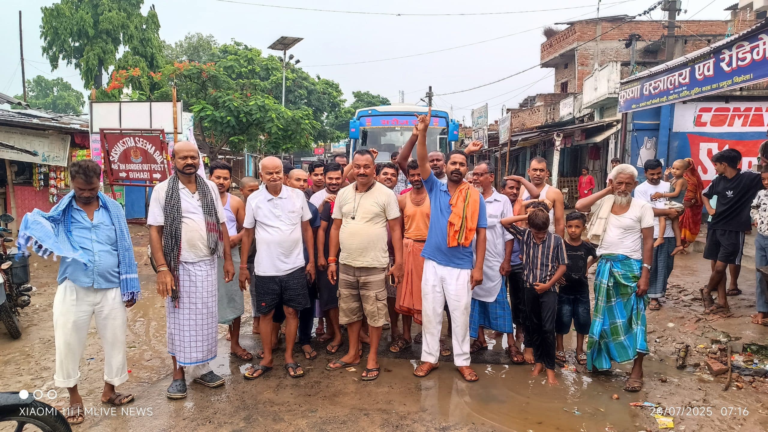 Madhubani News : बिजली व पानी संकट होने पर ग्रामीणों ने जाम की सड़क