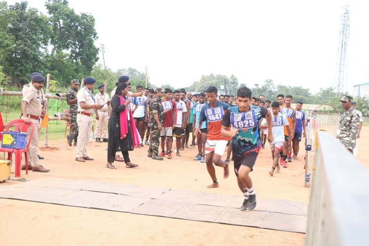Chaibasa News : पहले दिन तांतनगर के अभ्यर्थियों ने लगायी दौड़